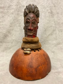 CONGOLESE KUYU HEAD MOUNTED ON A GOURD. - Height: 13.5 inches.