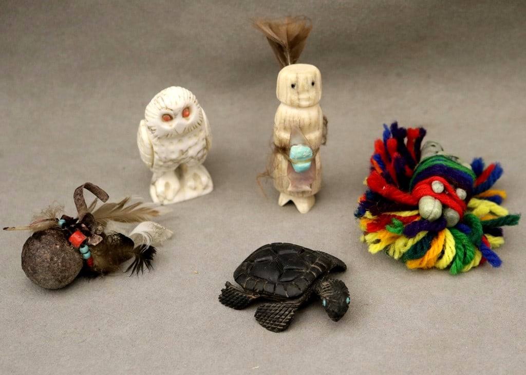 FIVE ASSORTED ZUNI FETISH CARVINGS, NEW MEXICO, TRADITIONAL ART OF THE NATIVE AMERICAN SOUTHWEST.: FIVE ASSORTED ZUNI FETISH CARVINGS, NEW MEXICO, TRADITIONAL ART OF THE NATIVE AMERICAN SOUTHWEST. Set of five vintage assorted Zuni Fetish carvings from the Zuni Pueblo in New Mexico, part of the trad
