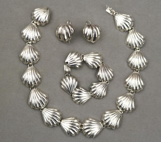 THREE-PIECE SUITE MEXICAN STERLING SILVER JEWELRY.