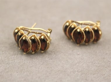PAIR 14K (585) YELLOW GOLD AND GARNET EARRINGS WITH CLIP-POST BACKS. - L: 3/4 in.
