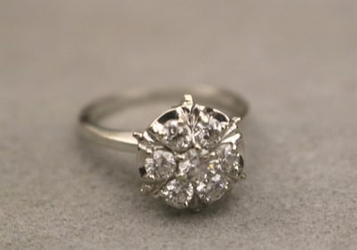 14K WHITE GOLD AND DIAMOND CLUSTER RING. - Ring size: 6 3/4.