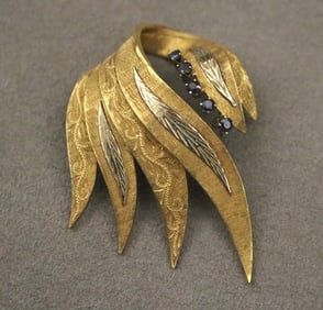 ITALIAN 18K (750) YELLOW AND WHITE GOLD AND SAPPHIRE SCROLLING STYLIZED LEAF DESIGN PIN.
