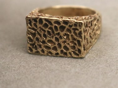 YELLOW TEXTURED GOLD RECTANGULAR RING.