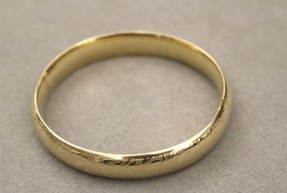 14K TEXTURED YELLOW GOLD HINGED OVAL BANGLE BRACELET. - W: 3/8". Wt.: 8 dwt. W: 3/8 in. Wt.: 8 dwt.