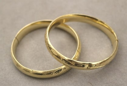 TWO CLOSELY SIMILAR 14K YELLOW GOLD OVAL BANGLE BRACELETS.. - W: 7/16 in. Wt. 17 dwt.