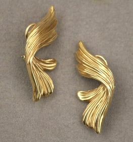 PAIR 18K YELLOW GOLD RIBBED STYLIZED WING/SCROLL DESIGN CLIP-BACK EARRINGS., - L: 17/8". Wt.: 12