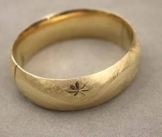 14K TEXTURED AND SMOOTH-POLISHED HINGED OVAL BANGLE BRACELET, - W: 3/4 in. Wt.: 18 dwt.