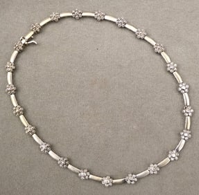 14K WHITE GOLD AND DIAMOND FLOWERHEAD DESIGN FLEXIBLE-LINK CHOKER, - L: 16 1/2 in. W: 5/16 in.