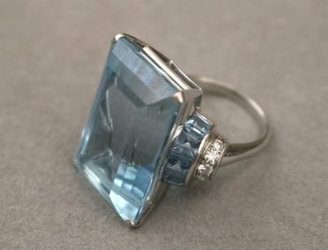 1940'S PLATINUM, DIAMOND AND AQUAMARINE RETRO DESIGN RING,