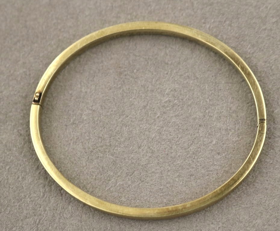 14K YELLOW GOLD HINGED OVAL BABY BRACELET, early 20th century. - W: 1/8 in. 1 3/4 in. x 2 in. Wt. 5 (1 of 8)