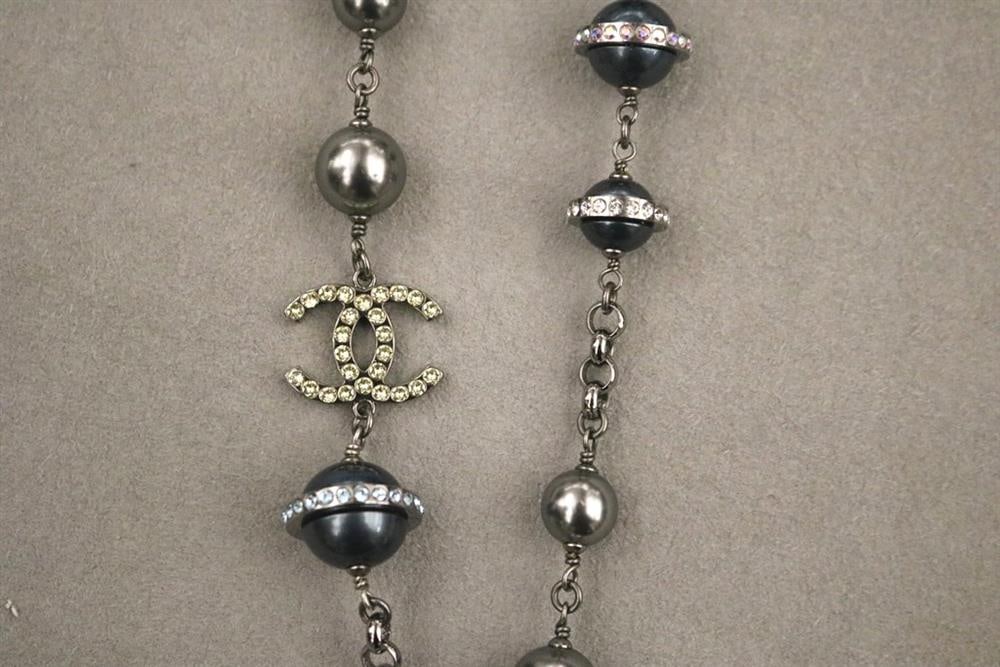 SIGNED CHANEL FAUX GRAY AND BLACK PEARL AND RHINESTONE FLEXIBLE-LINK NECKLACE, (1 of 20)
