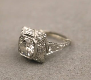 1920S PLATINUM AND DIAMOND RING,