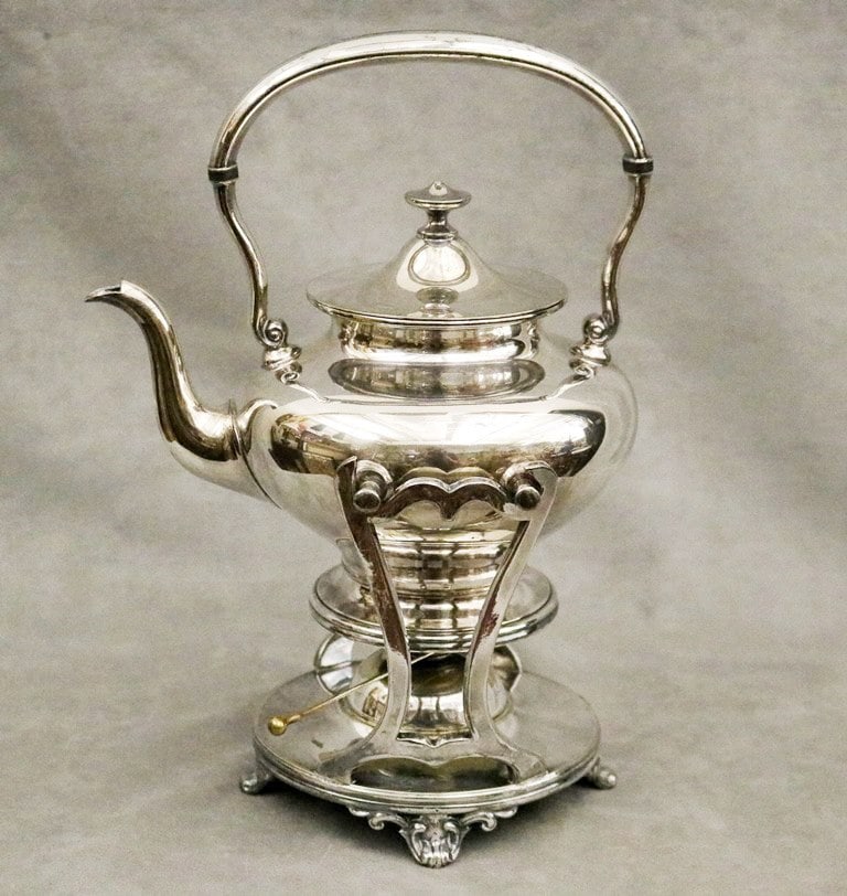 HEAVY SILVER-PLATED BUN-FORM HOT WATER KETTLE ON STAND WITH BURNER. - H: 13 1/4 in.: HEAVY SILVER-PLATED BUN-FORM HOT WATER KETTLE ON STAND WITH BURNER. - H: 13 1/4 in.