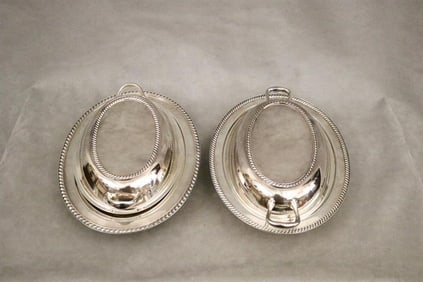 TWO CLOSELY SIMILAR SILVER-PLATED LIFT-COVER OVAL, CONVERTIBLE VEGETABLE SERVING DISHES. - L: 11 3/8