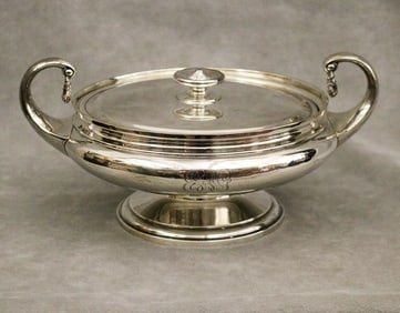DOMINICK & HAFF CO. NEOCLASSICAL STERLING SILVER LIFT-COVER, TWO-HANDLE DISH. circa 1915. - H: 5 1/2