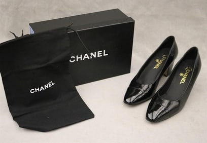 PAIR LADY'S CHANEL BLACK PATENT LEATHER PUMPS WITH GOLD-TONE INTERLOCKING CC LOGO DETAIL, SIZE 39