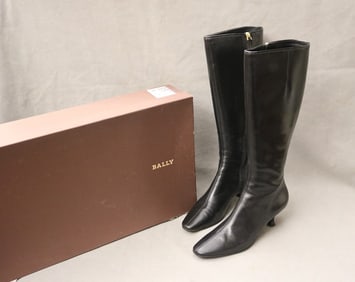LADY'S BLACK LEATHER BALLY KNEE-HIGH ZIP-UP LEATHER BOOTS WITH KITTEN HEELS, SIZE 9 1/2,