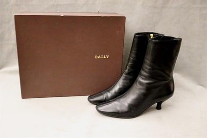 PAIR LADY'S BALLY BLACK LEATHER ANKLE BOOTS WITH KITTEN HEEL,