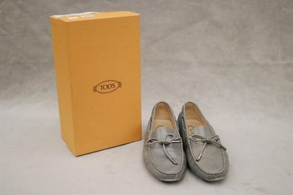 PAIR LADY'S TOD'S GRAY EMBOSSED LEATHER DRIVING SHOES OR MOCASSINS, SIZE 40,