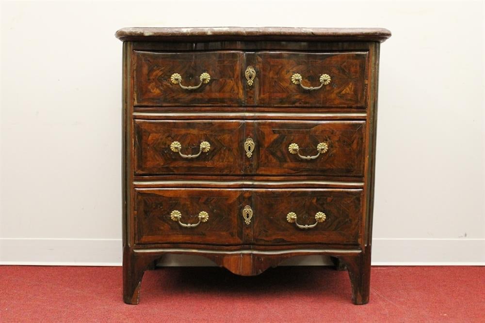 SIGNED FRENCH REGENCE BRASS-INLAID TULIPWOOD AND PARQUETRY COMMODE OF ARC EN ARBALÈTE FORM BY (1 of 8)