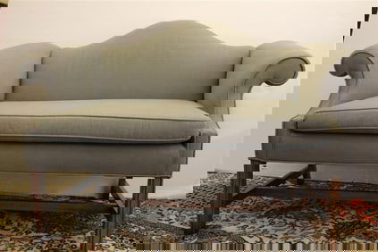 CHIPPENDALE STYLE GRAY FABRIC UPHOLSTERED CAMEL-BACK SETTEE. - H: 33 1/2". W: 54".