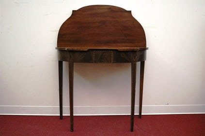 HEPPLEWHITE-STYLE INLAID MAHOGANY FOLD-TOP SWING-LEG CARD TABLE. 19th century. - H: 30 1/2 in.