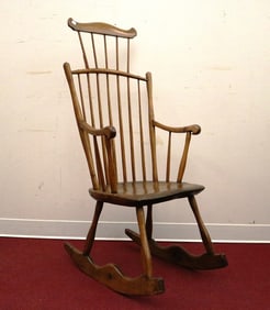 EARLY 19TH CENTURY AMERICAN PINE, MAPLE AND HICKORY COMB-BACK WINDSOR ROCKING CHAIR. Pine saddle