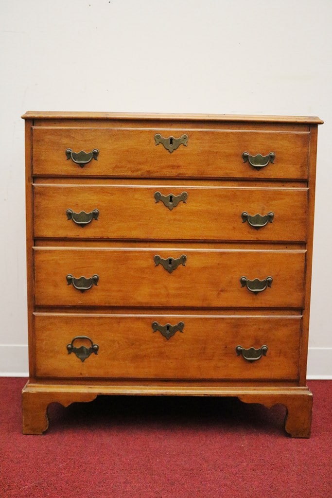 AMERICAN CHIPPENDALE MAPLE FOUR-DRAWER CHEST. - H: 31 1/4". W: 28". D: 17". (1 of 8)