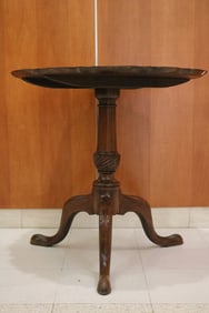 18TH CENTURY CHIPPENDALE CARVED MAHOGANY TILT-TOP TEA TABLE WITH PIECRUST TOP. Tapering columnar