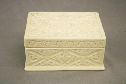 ROOKWOOD ART POTTERY CREAM COLOR MONOCHROME GLAZED, LIFT-COVER RECTANGULAR BOX WITH PEACOCK