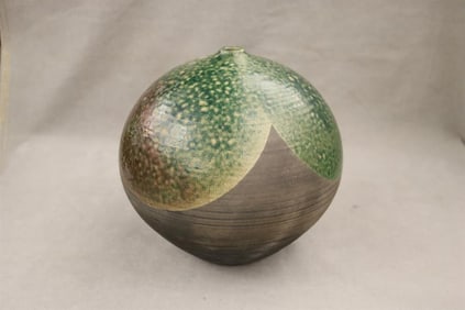SARA YOUNG (Tennessee, 1922–1992). Textured and green glazed ceramic globular vase. Signed on