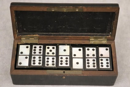 SET EBONY AND MOTHER-OF-PEARL DOMINOES IN NAPOLEON III BOULE INLAID CASE. mid 19th century. - Case,
