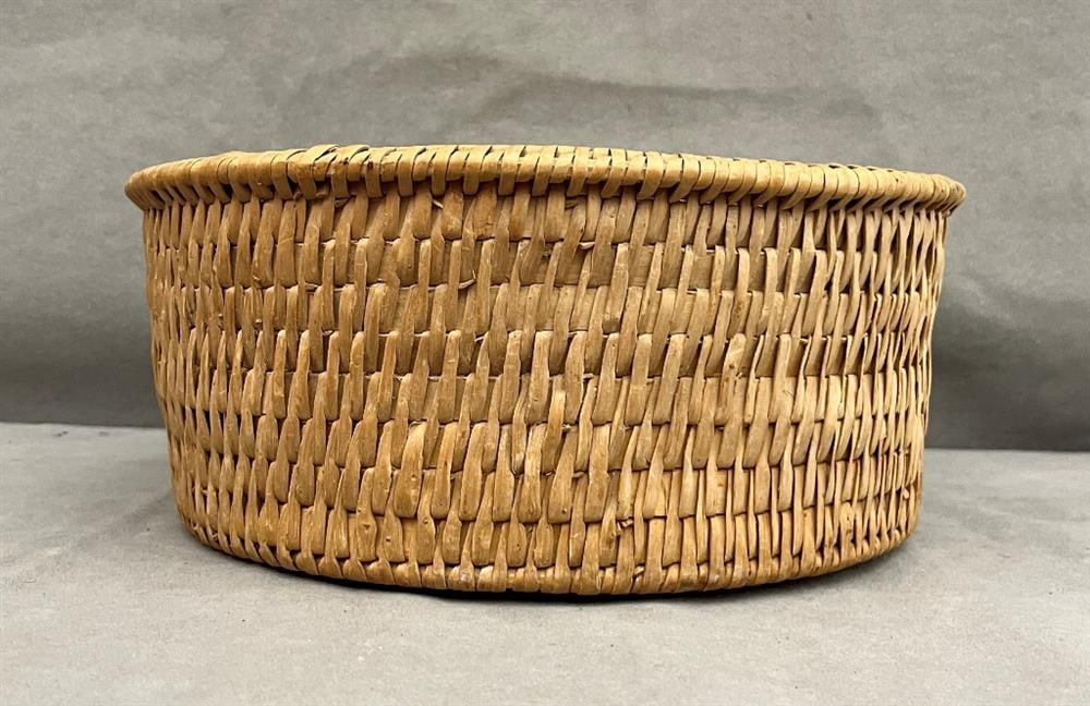 HAND WOVEN PINE NEEDLE BASKET. (1 of 5)