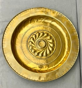 EARLY 17TH CENTURY LARGE BRASS CHARGER, circa 1600-1620.