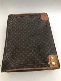 VINTAGE LOUIS VUITTON MONOGRAM CANVAS SUITCASE.