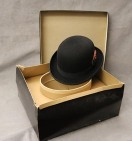 MEN'S BLACK DERBY "DESIGNER COLLECTION" HAT IN ORIGINAL BOX, SIZE MEIDUM,