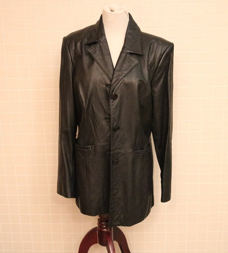 LADY'S LAMBSKIN THREE-BUTTON BLACK COAT, Size M (1 of 5)