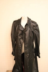 BLACK LEATHER TRENCH COAT WITH LINING.