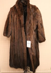 LADY'S VINTAGE LADY'S FLOOR-LENGTH BROWN MINK FUR COAT.