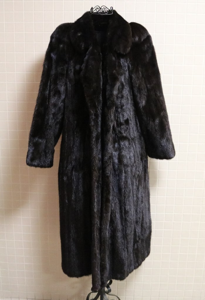 LADY'S VINTAGE BLACK MINK FULL-LENGTH COAT.: LADY'S VINTAGE BLACK MINK FULL-LENGTH COAT. L: neck to hem, 48 in22 in across at armpit
