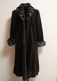 LADY'S VINTAGE DARK BROWN SHEARED BEAVER FULL-LENGTH COAT.