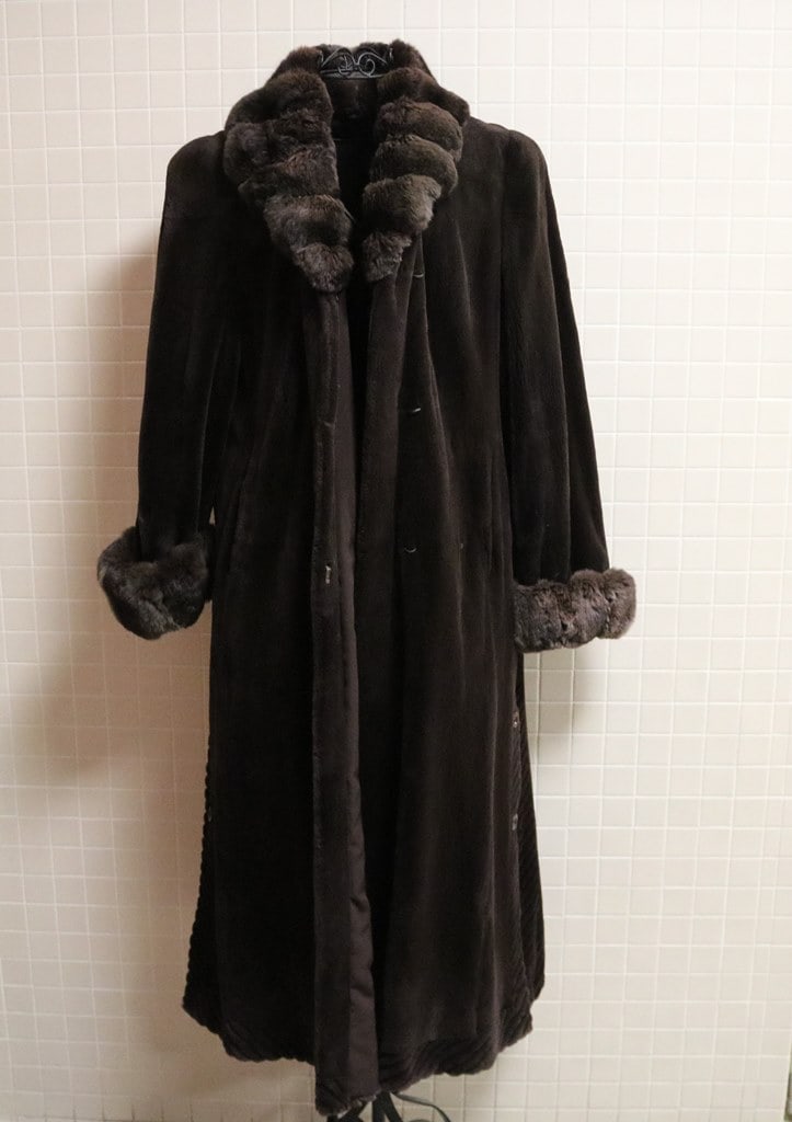 LADY'S VINTAGE DARK BROWN SHEARED BEAVER FULL-LENGTH COAT. (1 of 6)