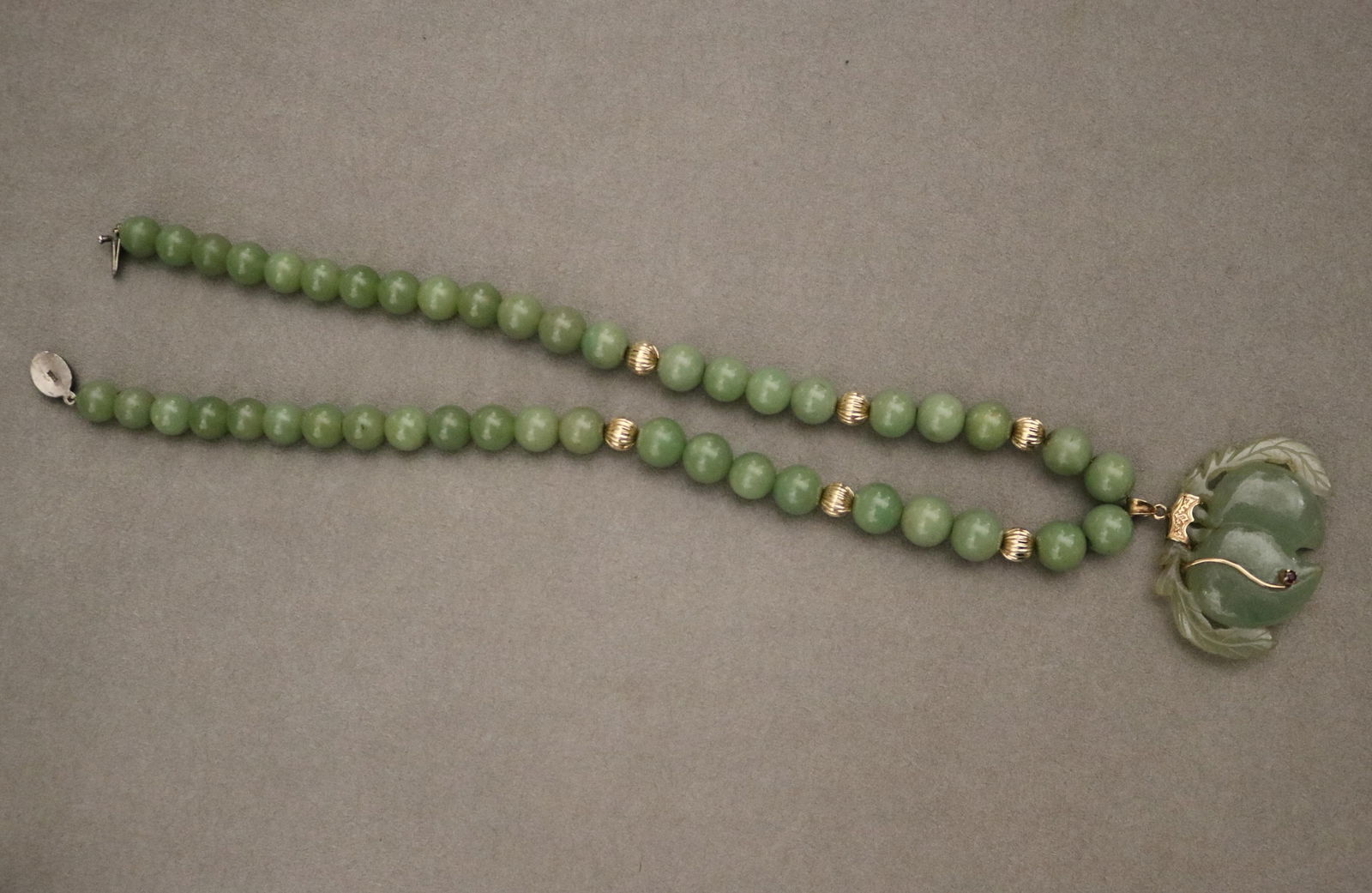 CHINESE CELADON GREEN JADE MATCHED 12MM BEAD NECKLACE SUSPENDING CARVED DOUBLE PEACH-FORM PENDANT (1 of 20)