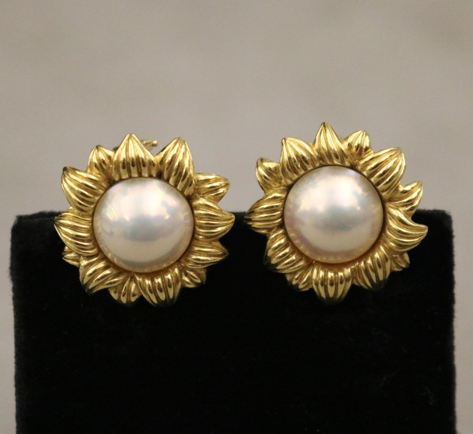 PAIR 18K YELLOW GOLD AND MABE PEARL FLOWERHEAD DESIGN CLIP-POST EARRINGS: PAIR 18K YELLOW GOLD AND MABE PEARL FLOWERHEAD DESIGN CLIP-POST EARRINGSEach earrings has 13mm mabe pearl centered by rib-textured petals.D: 15/16 in.