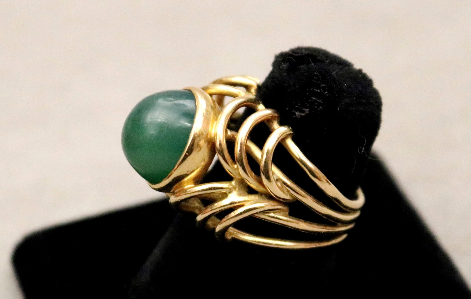 EGYPTIAN YELLOW GOLD DOME RING CENTERING TRANSLUCENT GREEN AGATE CABOCHON Ring size: 6 1/4. Gross (1 of 15)