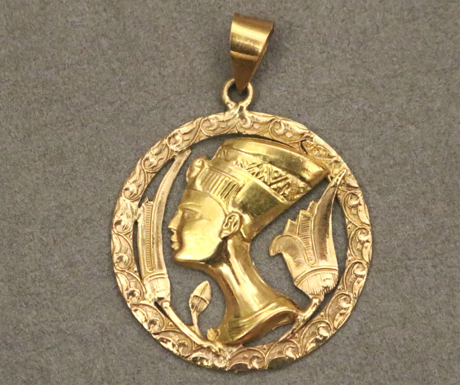 EGYPTIAN YELLOW GOLD CIRCULAR OPENWORK NEFERTITI MEDALLION PENDANT. D: 1 3/16 in. Wt.: 2.7 dwt. (1 of 9)