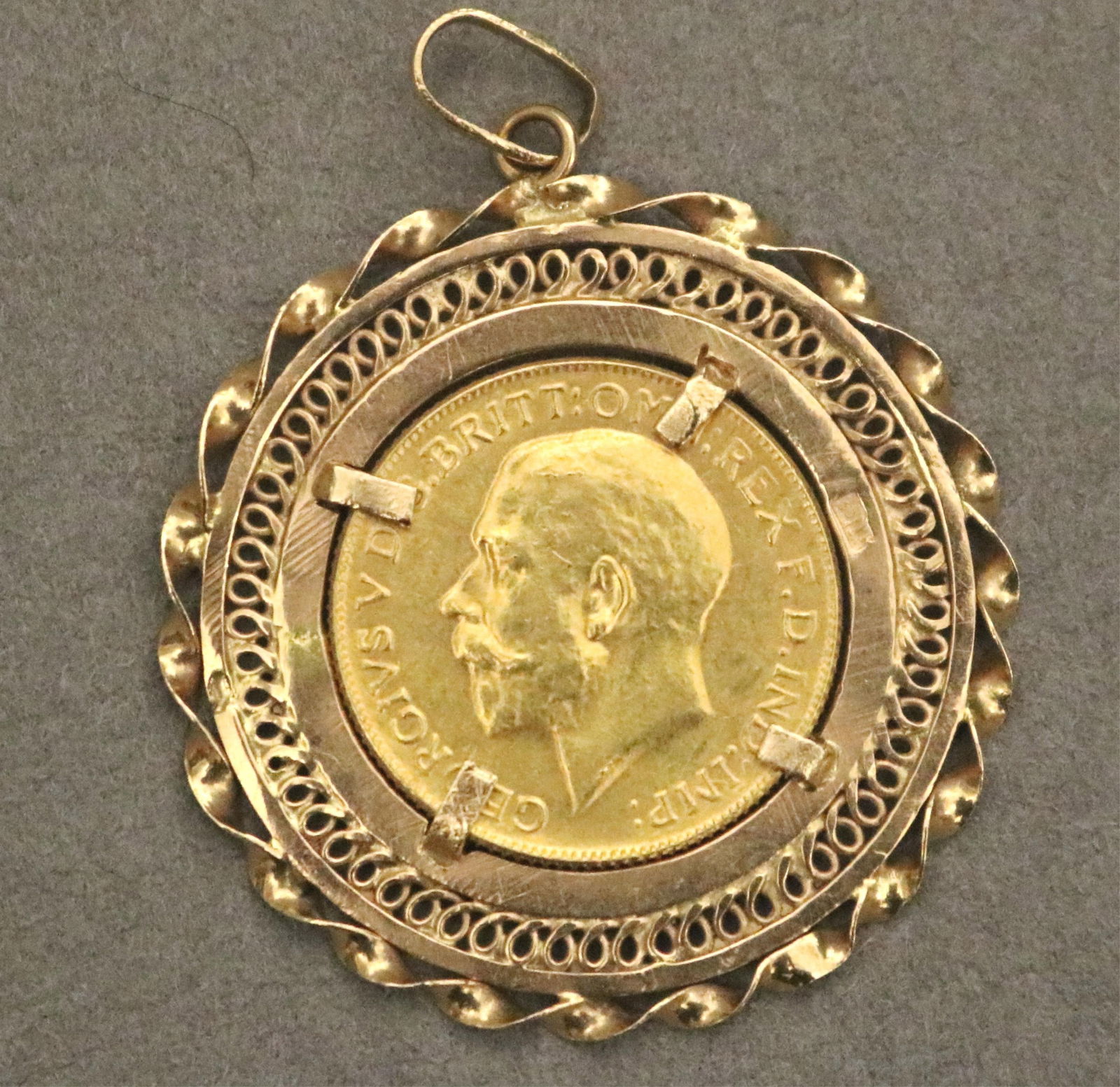 1912 BRITISH GOLD HALF-SOVEREIGN MOUNTED AS MEDALLION PENDANT IN PIERCED FRAME WITH ROPE-TWIST (1 of 9)
