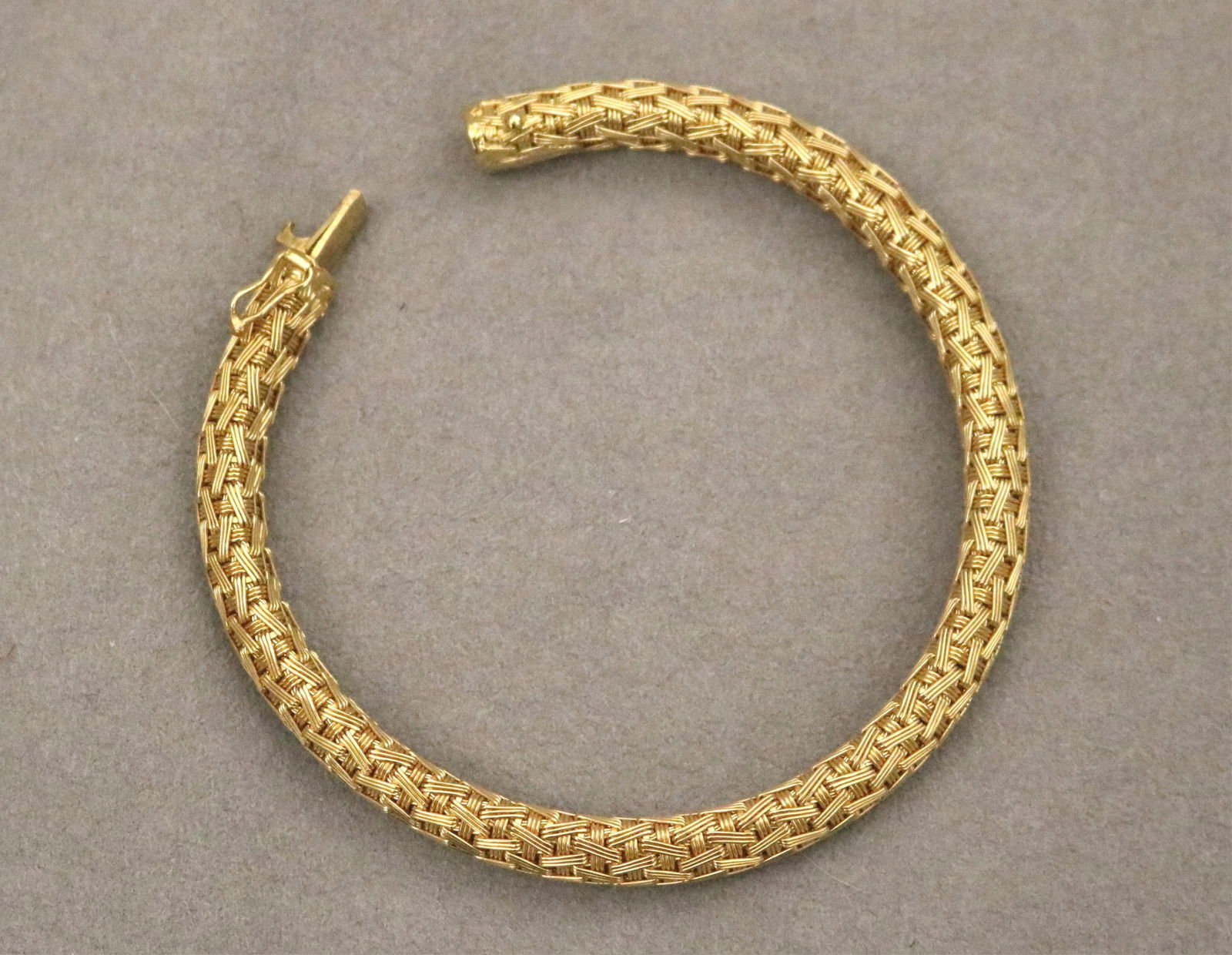 18K (750) YELLOW GOLD BRAIDED, DOMED FLEXIBLE STRAP BRACELET. (1 of 9)