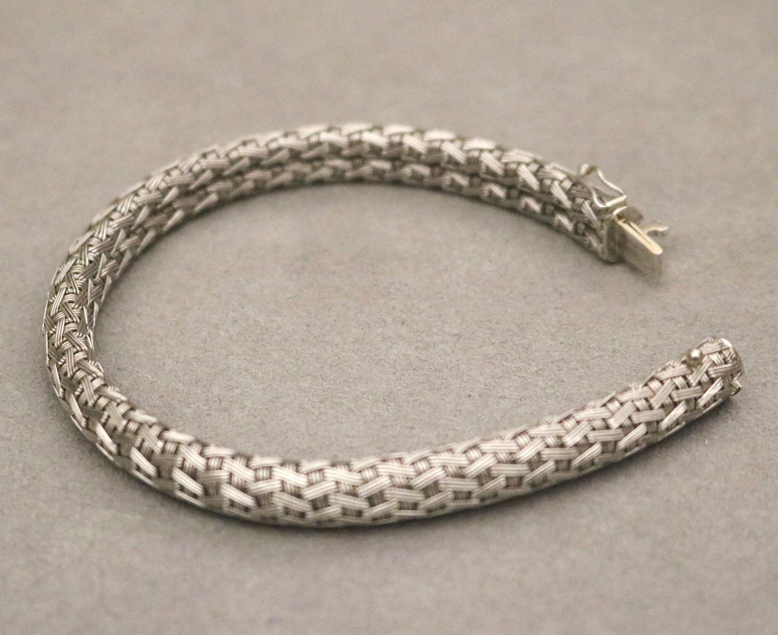 18K (750) WHITE GOLD BRAIDED, DOMED FLEXIBLE STRAP BRACELET (1 of 8)