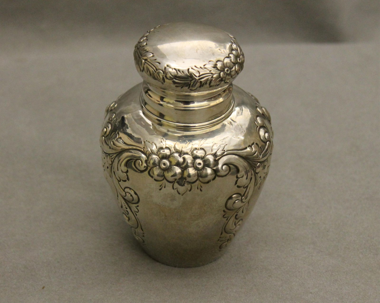 STERLING SILVER OVOID TEA CADDY WITH BUN-FORM LIFT COVER H: 4 5/8in. Wt. 4.4 troy oz. (1 of 4)